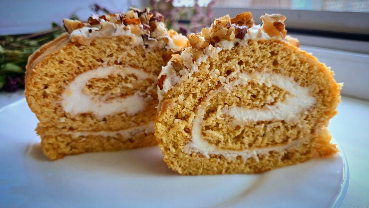 Волшебный медовый рулет за полчаса: простой рецепт с быстрым кремом