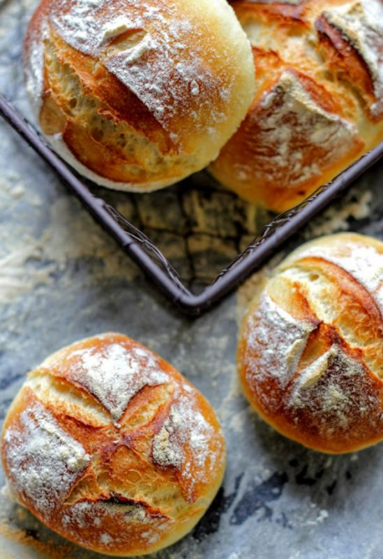 Хрустящие хлебные булочки с мягким мякишем для любого стола