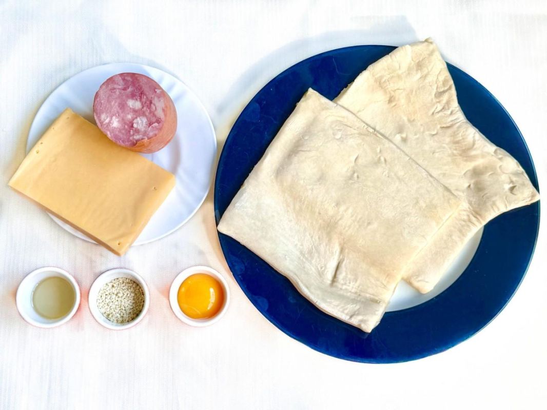 Булочки с ветчиной и сыром из слоеного теста