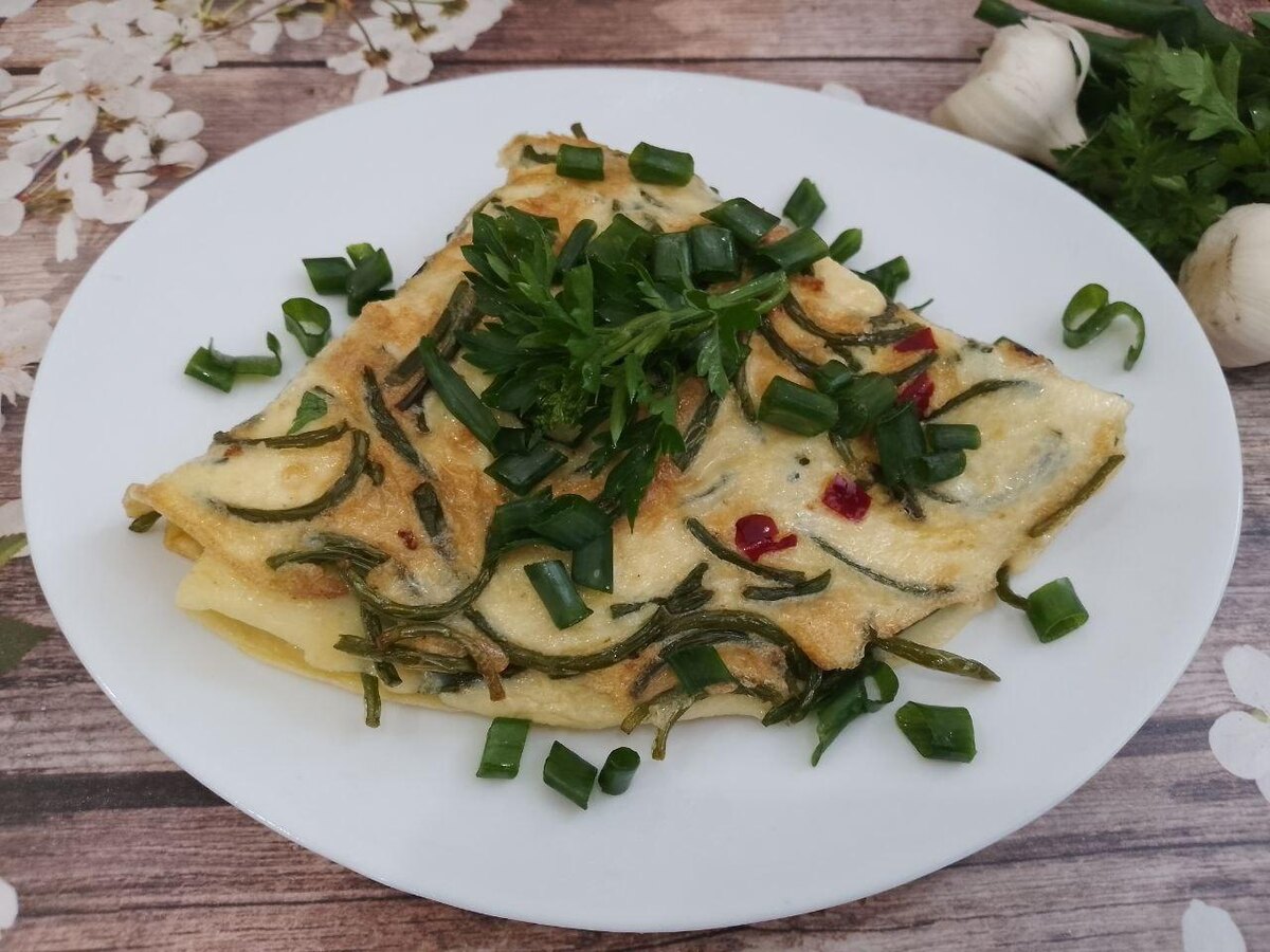 Чесночные стрелки с яйцами и острым перцем