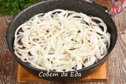 Нежная печень, тушенная с луком: быстро и вкусно