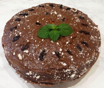 Пирог с черносливом и шоколадным заварным кремом