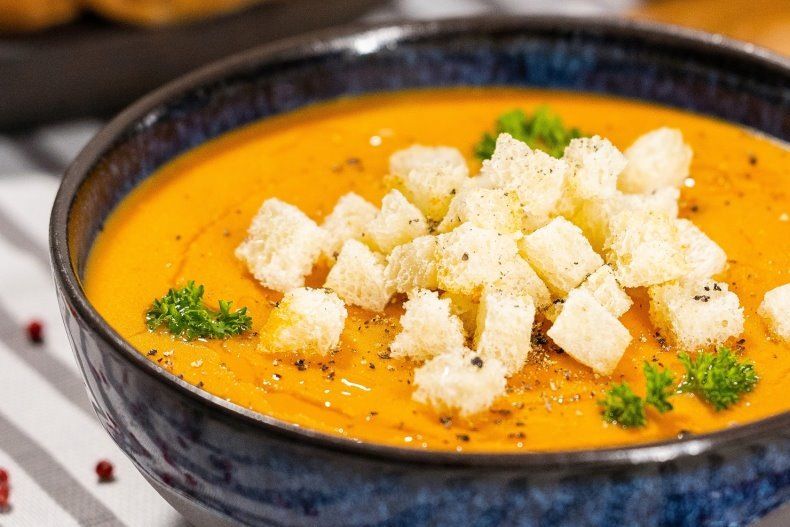 Нежный чечевичный суп с хрустящими сухариками: подготовьте блюдо к зимнему ужину