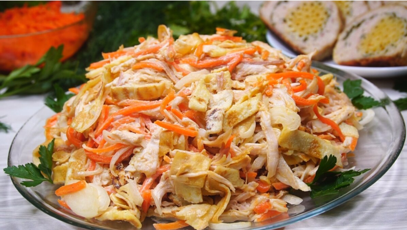 Творческий салат с курицей и корейской морковкой