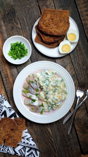 Картофельный салат со сметаной и луком