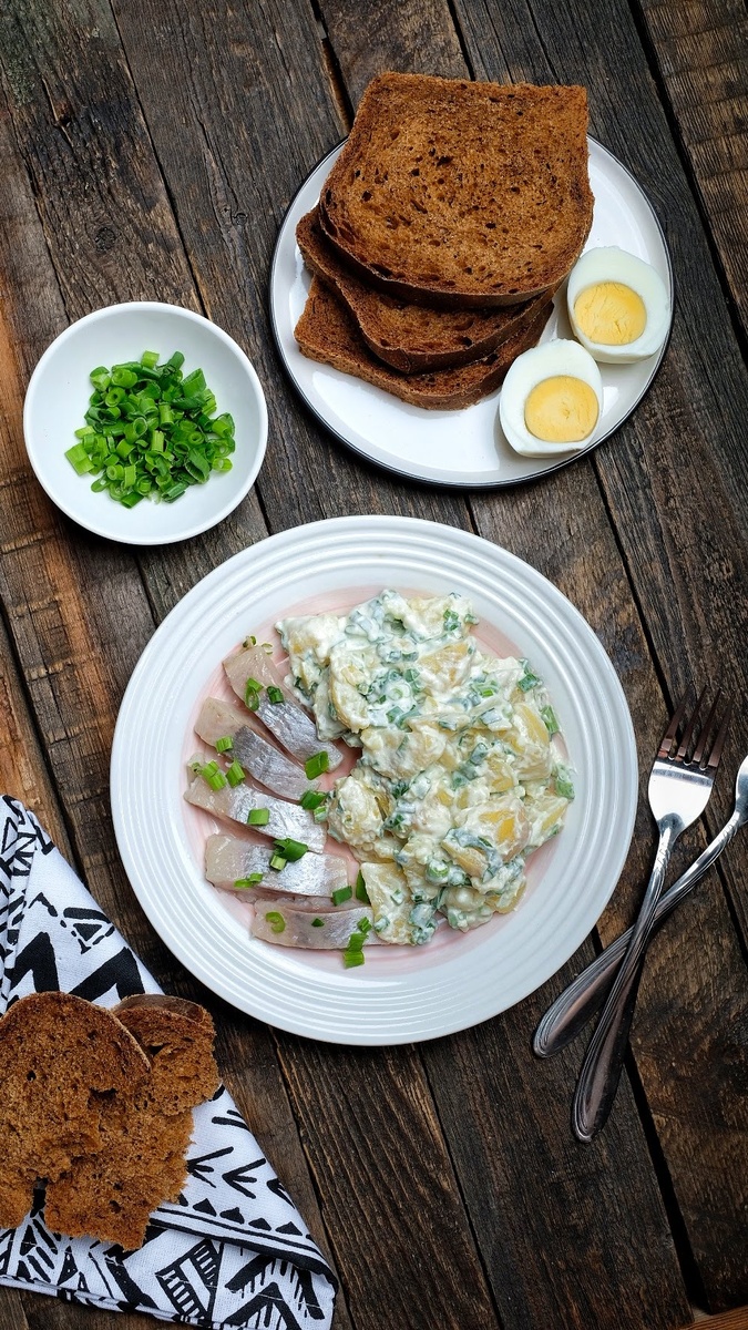 Картофельный салат со сметаной и луком