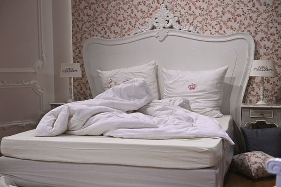 Невролог предупреждает о рисках сна на «картофельной кровати»