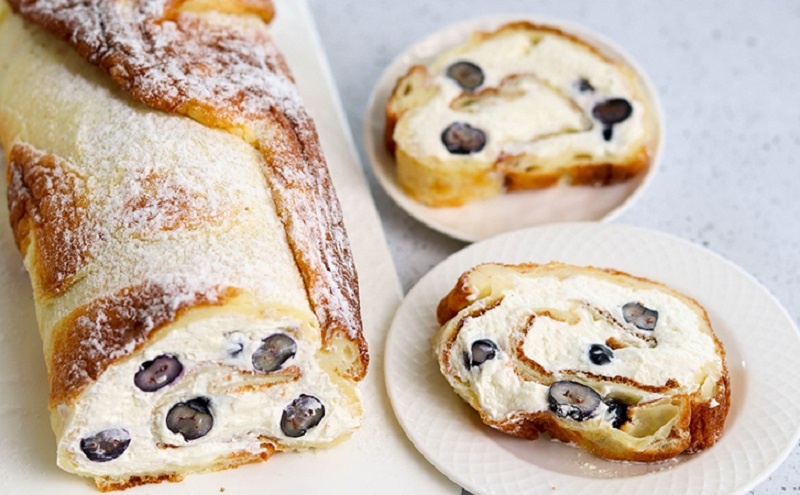 Эклер-рулет: Нежность французского десерта на новогоднем столе