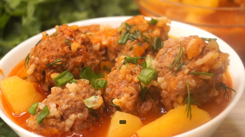 Насладитесь обедом в одном блюде: тефтели с картошкой в одном казане