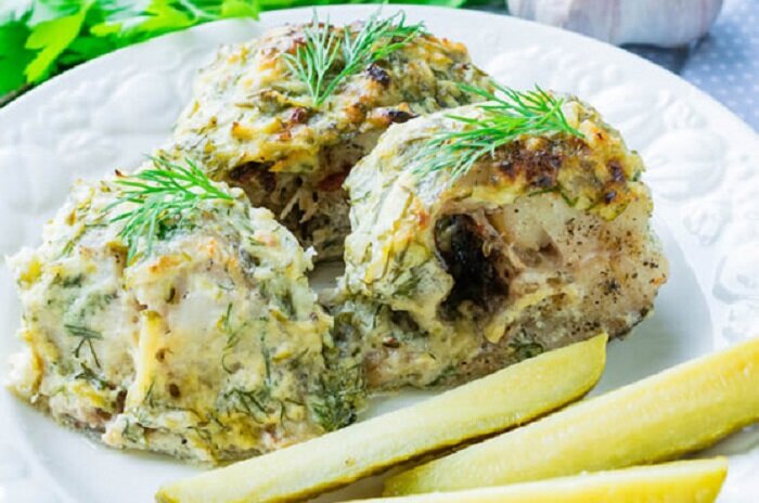 Как приготовить рыбу в сметанном соусе с солеными огурцами: необычный и вкусный рецепт