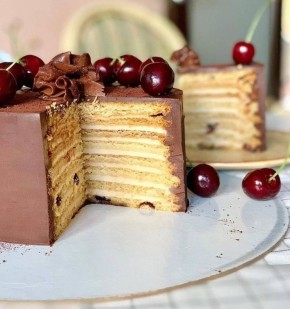 Удивительный песочный торт с карамелизированной сметаной и ягодами