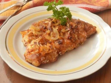 Сочные свиные отбивные с золотистым луком: простой рецепт на каждый день