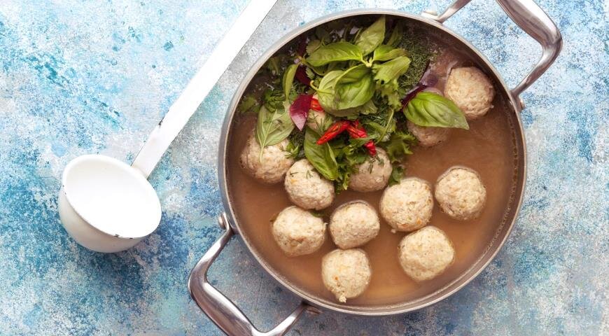 Удивительное сочетание: фрикадельки из курицы в ароматном бульоне