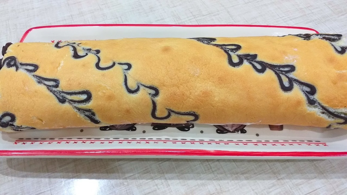 Ностальгия по детству: универсальный рецепт бисквитного рулета с узорами