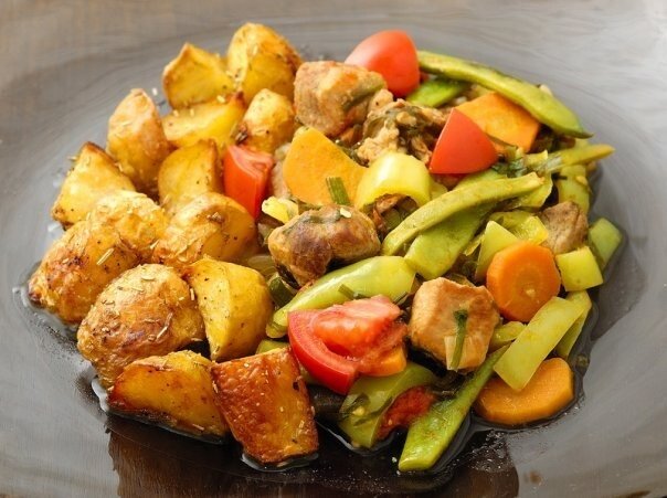 Вкусное мясо с овощами и ароматными травами: простой рецепт