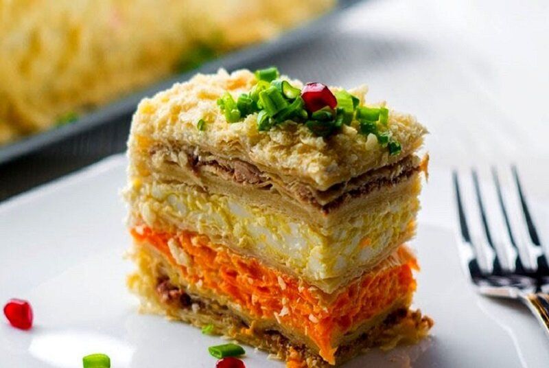 Необычный салат «Наполеон» для новогоднего стола удивит ваших гостей