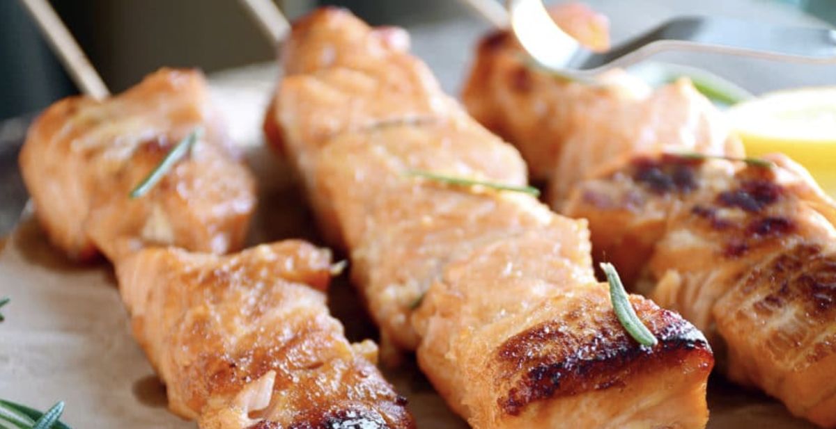 Как приготовить оригинальный рыбный шашлык с кисло-сладким соусом