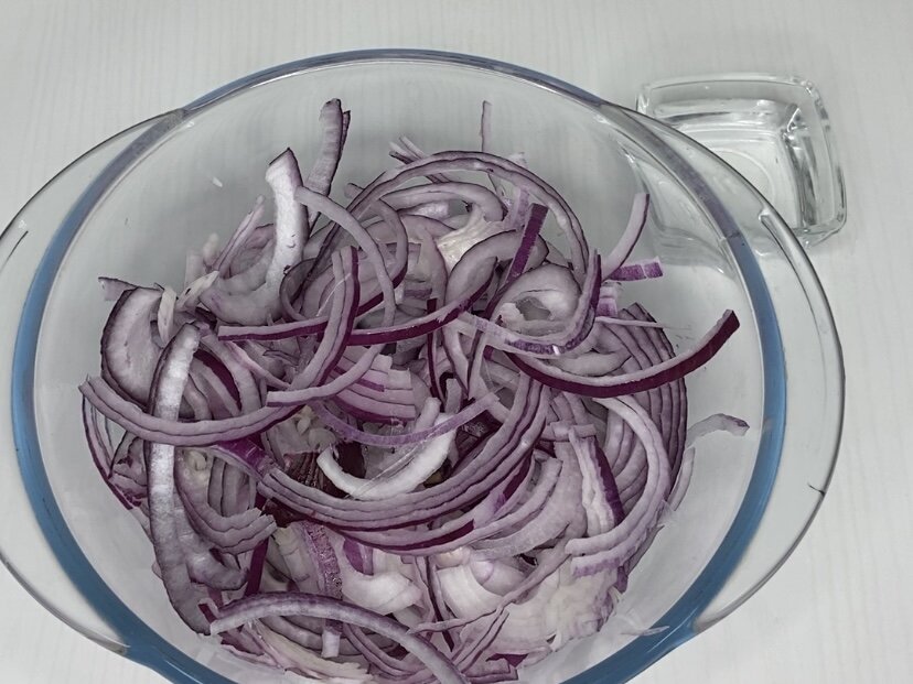 Новый блестящий салат с фаршем и маринованным луком завоевал сердца гурманов