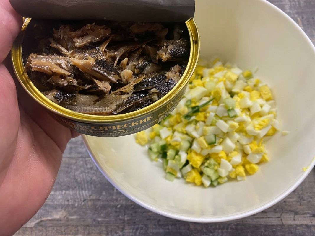 Салат из шпрот: быстро, вкусно и очень просто