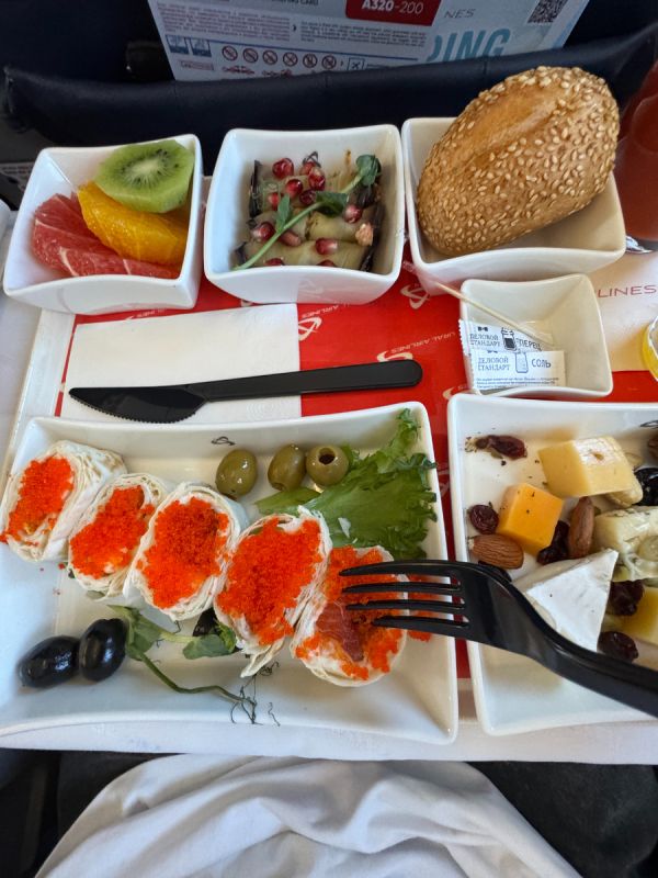 Как выбирают еду на борту самолетов: от менеджеров до кейтеринга