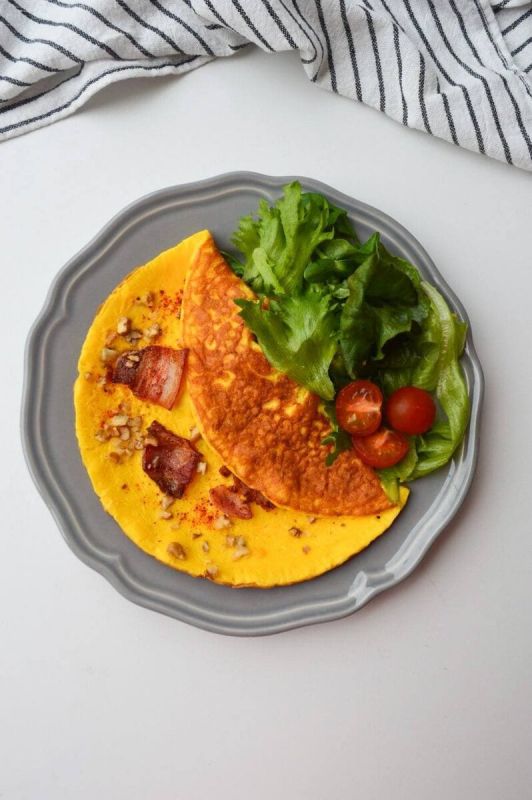 Пробуждение вкуса: Омлет с беконом и грецкими орехами на завтрак