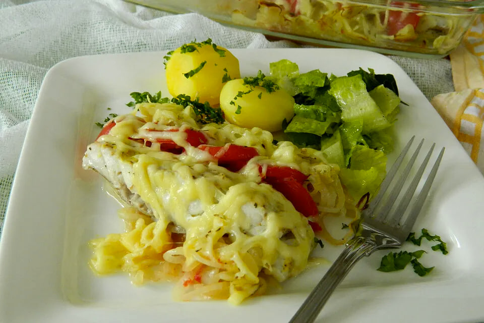 Запеченная рыба с томатами: быстрое и вкусное летнее блюдо