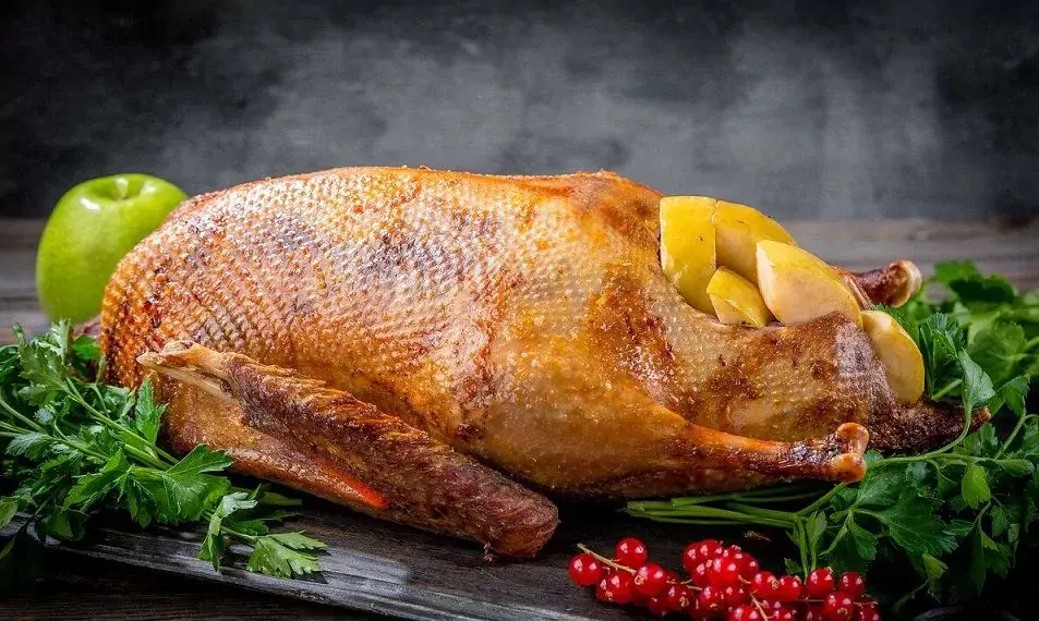 Как запечь сочного гуся с яблоками и изюмом