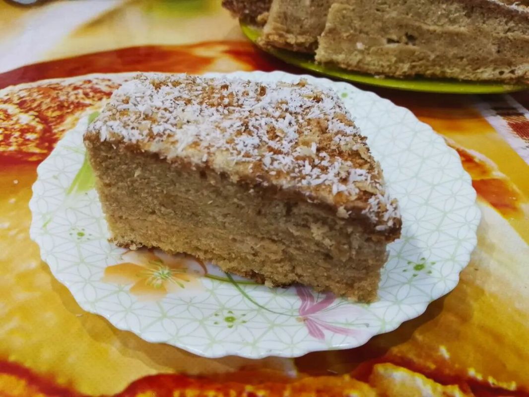 Нежный пирог с кремом из сметаны и вареного сгущенного молока