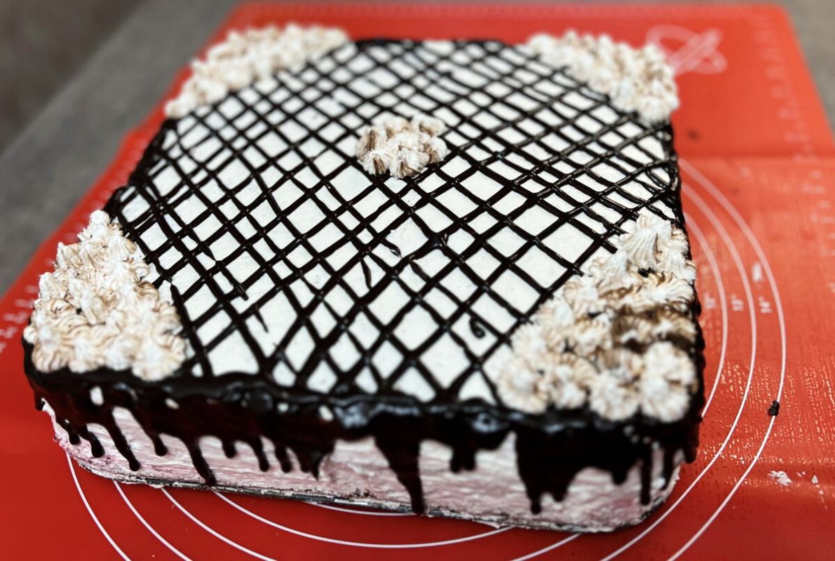 Невероятный торт с клубникой и шоколадом: простой рецепт для любого праздника