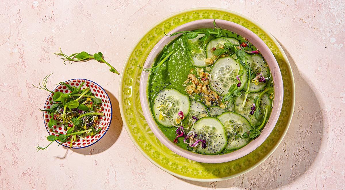 Зарядись энергией: овощной смузи-боул с маком и орехами на завтрак