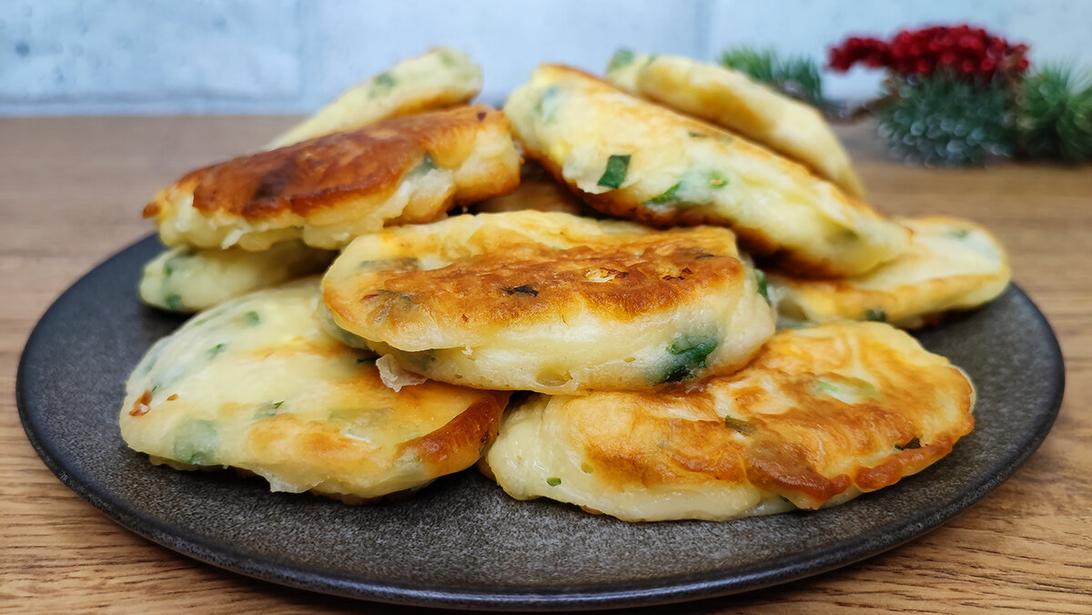 Нежные оладьи с яйцом и зеленым луком: быстро и вкусно