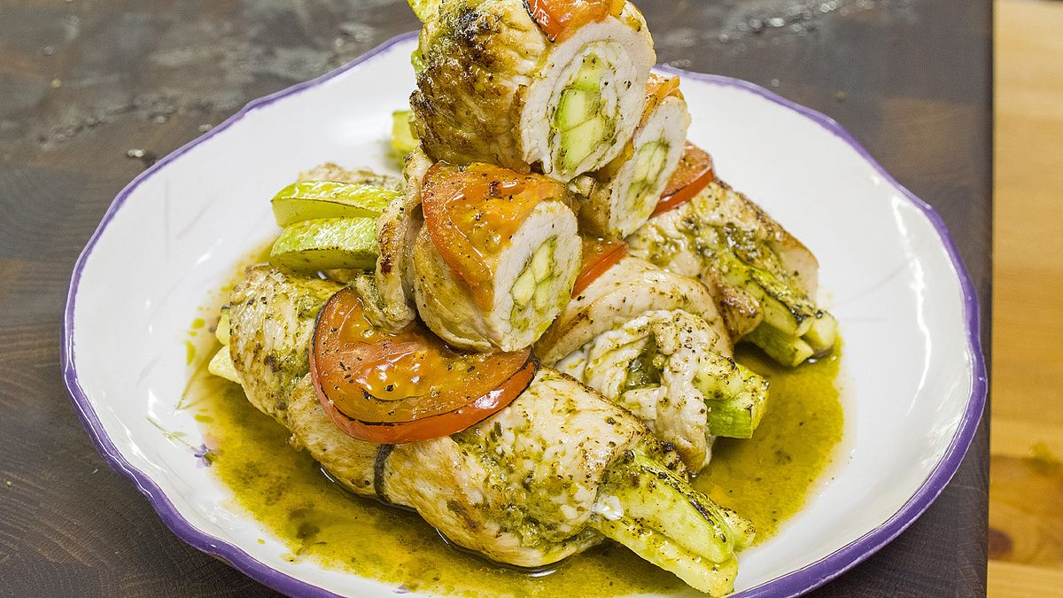 Необычные рулетики из индейки с кабачками и песто