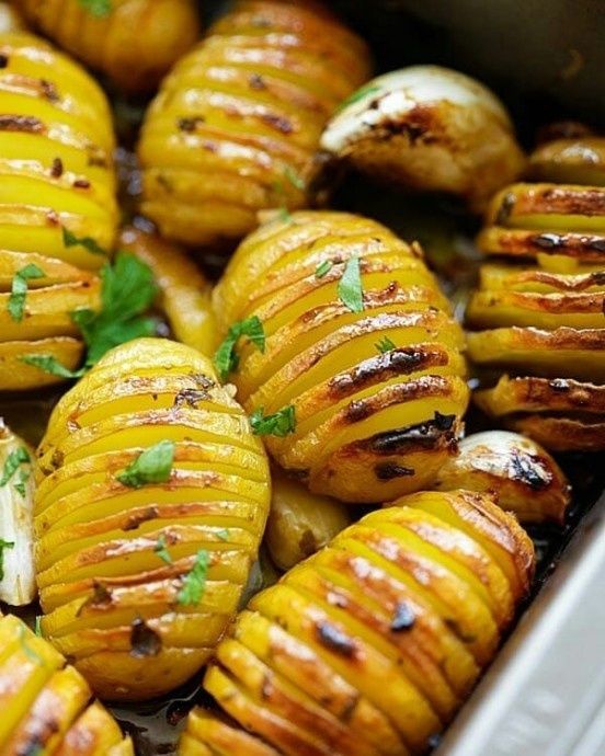 Картопля, запеченная с ароматом чеснока и лимона