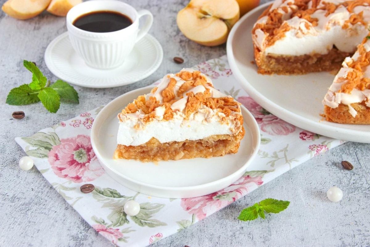 Польский яблочный пирог с безе