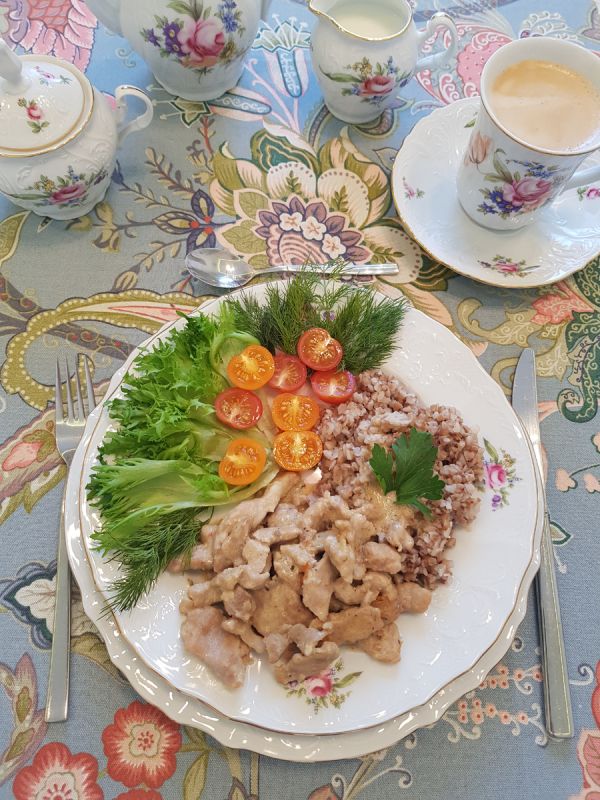 Нежная свинина в сливочно-горчичном соусе с томатами