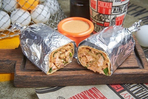 Шаверма с изюминкой: копченая курица и грузинский соус