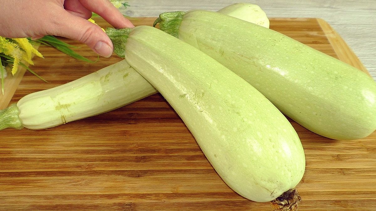 Нежные оладьи из кабачков с творогом и луком: идеальное летнее блюдо