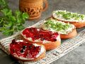 Необычные бутерброды с чесноком и вареньем: откройте для себя новый вкус