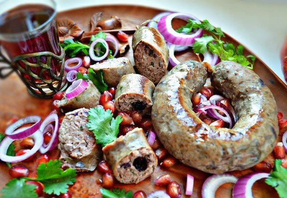 Приготовление купатов по-тифлисски: как добиться настоящего вкуса на вашей кухне