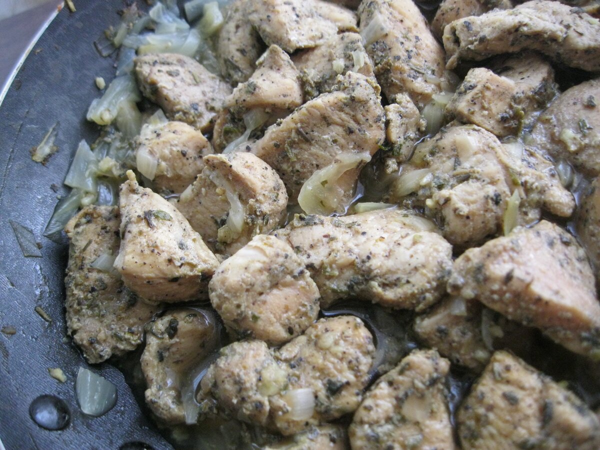 Необычное куриное филе с медом и луком для романтического ужина