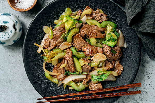Говядина с сельдереем по-китайски: ужин за 20 минут