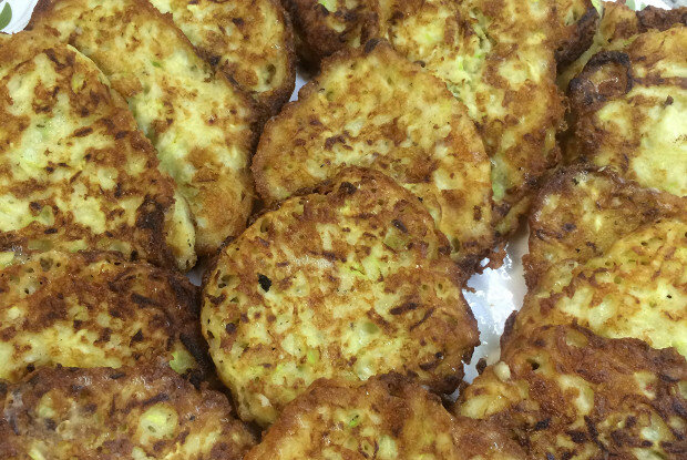 Ароматные оладьи из кабачков с сыром и чесноком