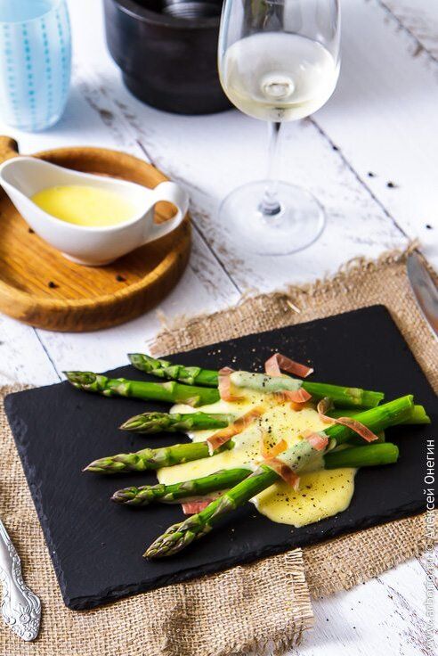 Как легко приготовить зеленую спаржу с голландским соусом