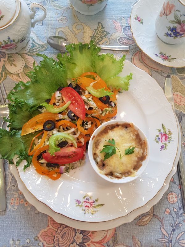 Наслаждайтесь изысканным вкусом: жульен из мяса с грибами и овощным салатом