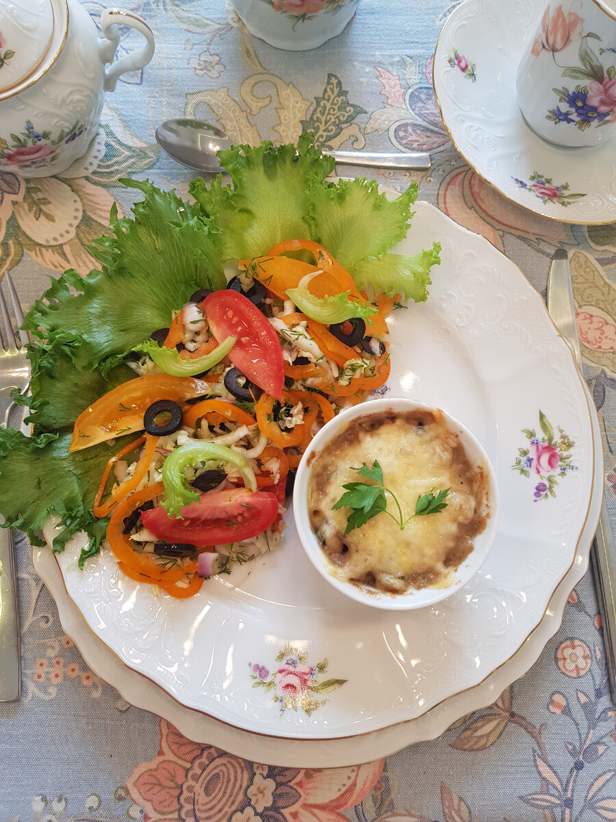 Наслаждайтесь изысканным вкусом: жульен из мяса с грибами и овощным салатом