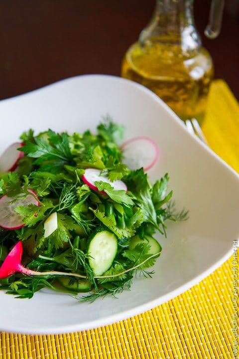 Летнее вдохновение: свежий зелёный салат на столе