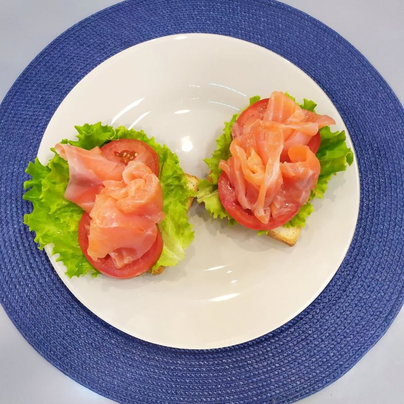 Лосось на тостах: идеальный завтрак за пять минут