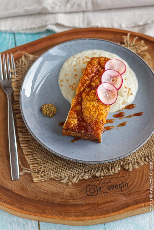 Свиная грудинка в духовке: хрустящая корочка и нежное мясо для праздничного стола