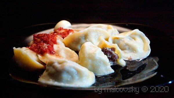 Необычные пельмени с копчёной индейкой: вкусный поворот классического блюда