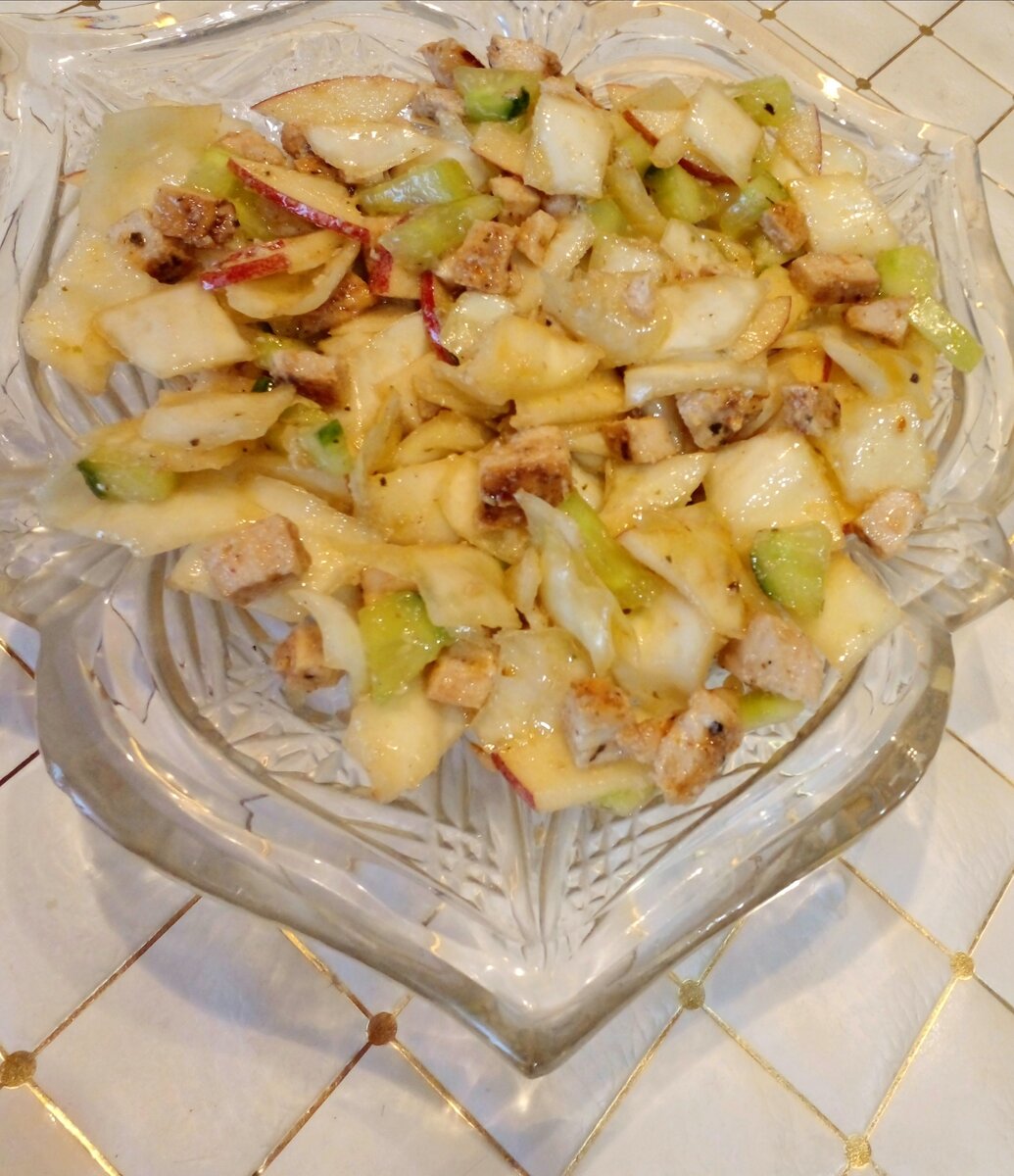 Салат с курицей и яблоком: быстро, свежо и сытно